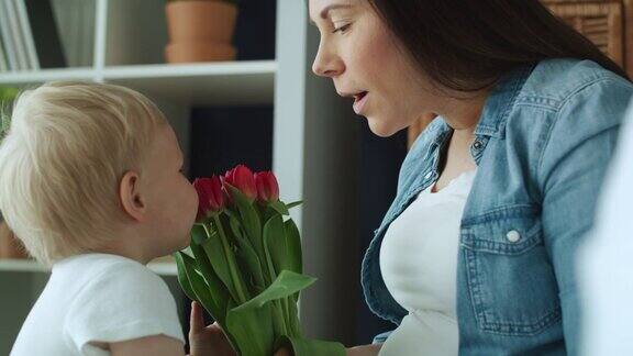 幼儿送花给母亲的手持视频用红氦相机在8K拍摄