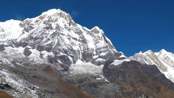 安娜普纳地区的喜马拉雅山脉景观尼泊尔喜马拉雅山脉的安纳普尔纳峰和马查普查尔峰