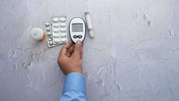 手摘一个糖尿病测量工具放在桌子上