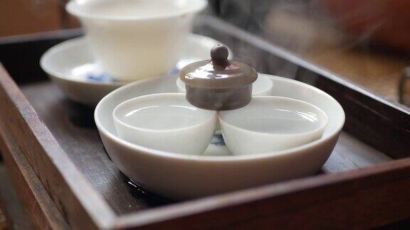 茶艺师在茶道前清洗、加热茶杯传统的中国功夫或功夫茶道中国传统文化元素特写镜头4k