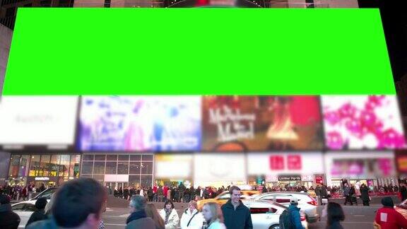 纽约冬季时代广场绿屏上人头攒动