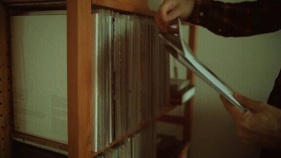 一个人在用电唱机听黑胶唱片