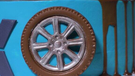 蓝色的儿童蛋糕与汽车轮子