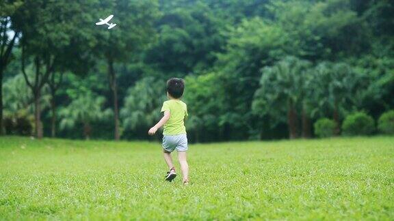 男孩手握纸飞机高清慢镜头