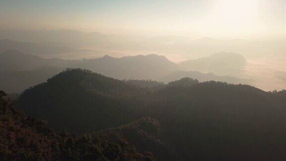 鸟瞰图上的云彩和山与日出