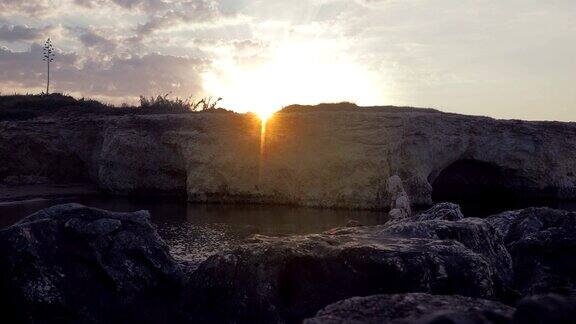 意大利西里卡湾从岩石上升起的太阳4K