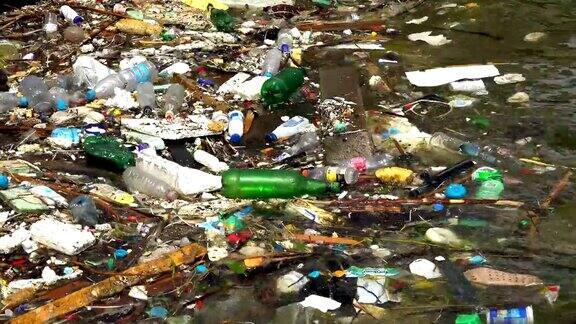 海面上的垃圾和瓶子表明海洋受到了污染