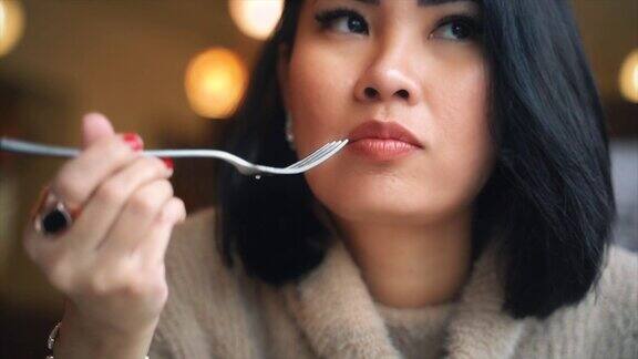 亚洲妇女在餐厅吃热米饭和沙拉