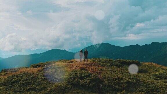 这对年轻男女站在山顶上欣赏着美丽的景色