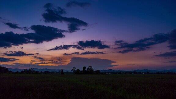 田野草地和云移动日落4K时间流逝