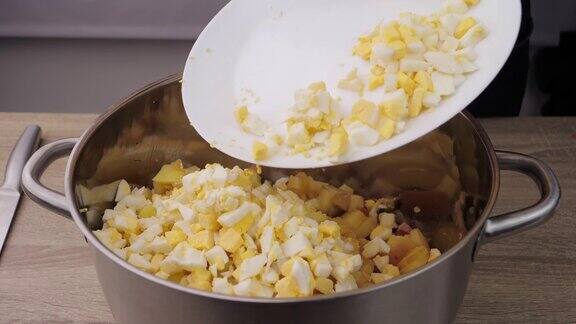 煮鸡蛋切片和准备鸡蛋制作奥利维尔沙拉沙拉制作概念