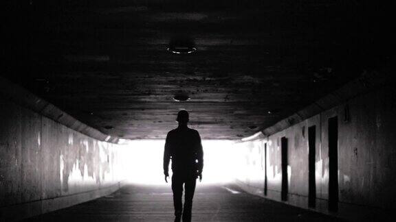 黑暗的男人轮廓在隧道中行走的人抑郁症