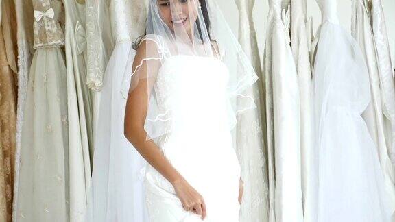 美丽的新娘穿着婚纱在新娘沙龙