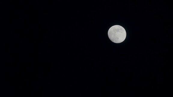 月亮在夜空中运行
