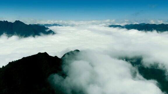 山上雾的鸟瞰图