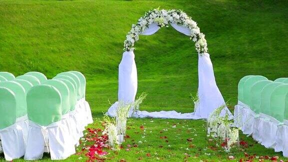 婚礼上美丽的拱门和椅子