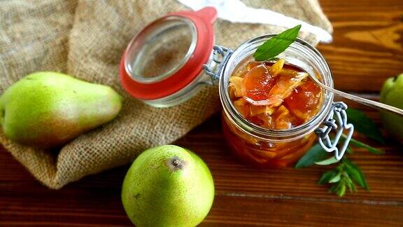装有苹果和梨的甜果酱装在玻璃罐里