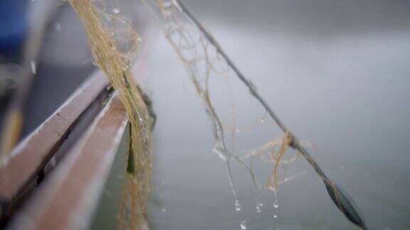 渔网从水中捞起的细节