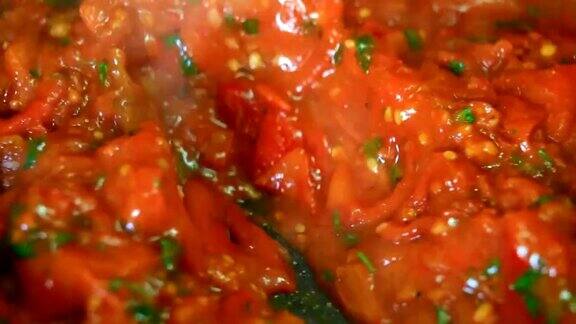 烹饪新鲜蔬菜-西红柿和胡椒
