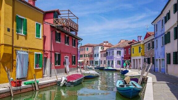 意大利威尼斯布拉诺的运河和五颜六色的房子