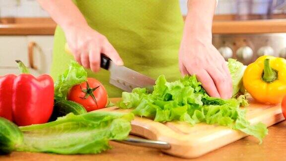 女人的手在切蔬菜