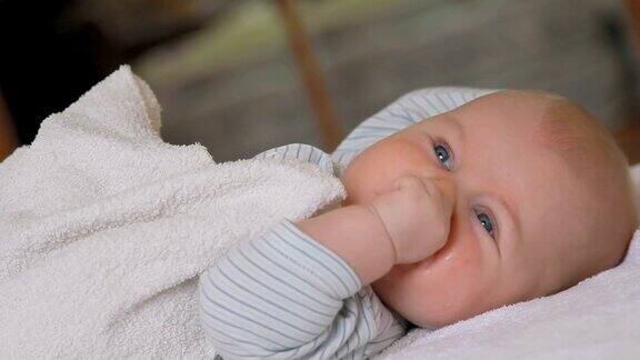 可爱的婴儿在吮吸他的拇指