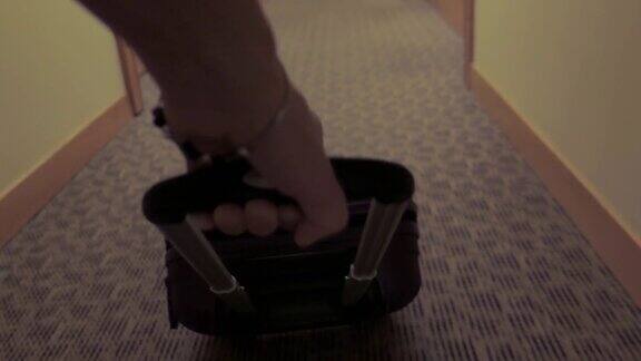 在酒店走廊里提着行李箱宝贝