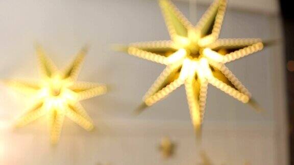 金色的圣诞星星与灯光圣诞装饰