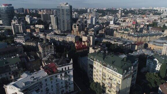 鸟瞰图在市中心上空飞翔基辅乌克兰4k