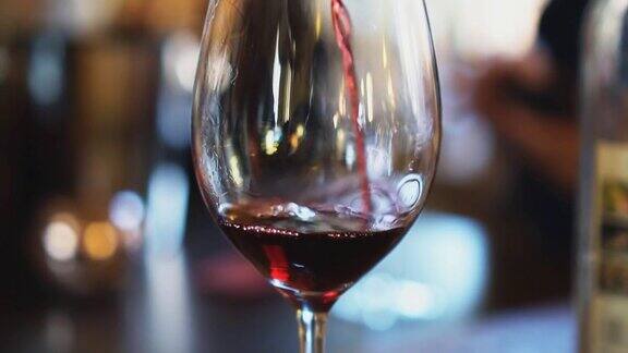 将红酒从瓶中倒入玻璃杯葡萄酒品尝