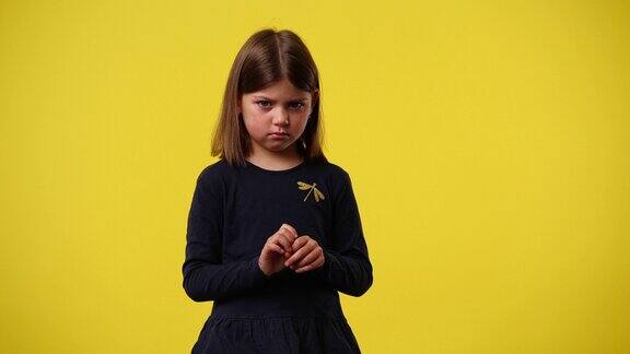4k慢动作视频一个孩子在黄色背景上摆姿势梦想着什么