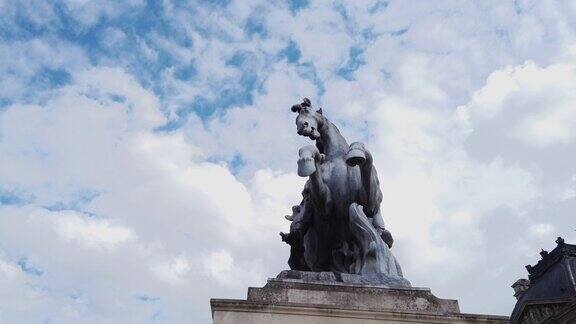 巴黎路易十四骑马的雕像