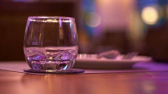 晚上聚会时餐厅桌上的空水杯良好的酒吧和餐厅概念
