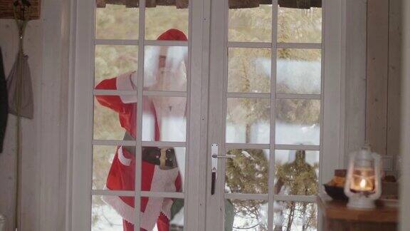 圣诞老人敲门(慢镜头)