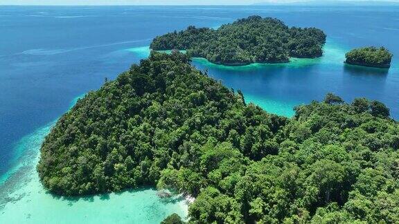 印尼东部美丽热带岛屿鸟瞰图