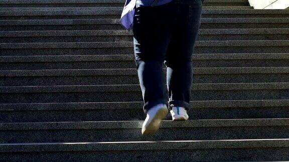 超重的男人爬楼梯呼吸困难健康问题肥胖