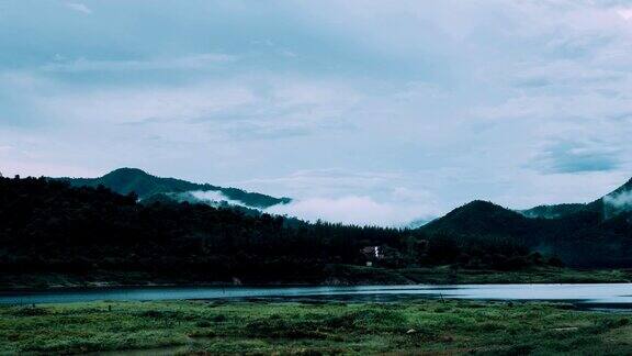湖泊自然和山在傍晚雾雨林