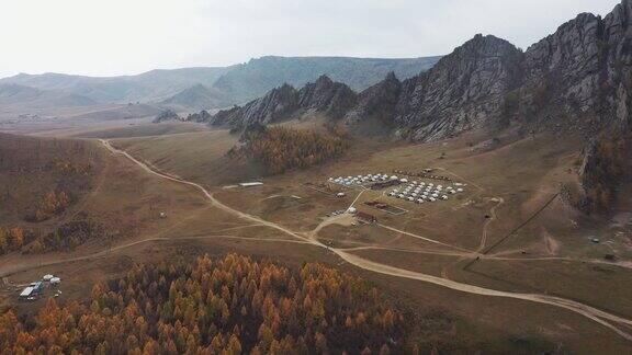 鸟瞰图的游牧村庄在蒙古日落