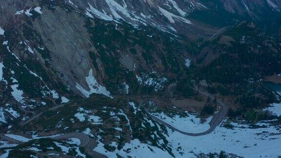 无人机拍摄的雪山