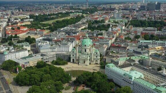飞越维也纳市中心晴天著名的大教堂广场公园空中全景4k奥地利