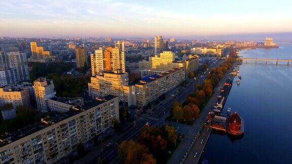 夏季第聂伯罗彼得罗夫斯克市中心的鸟瞰图