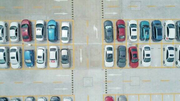 从空中俯瞰停车场里停满了不同颜色的汽车相机移动对吧