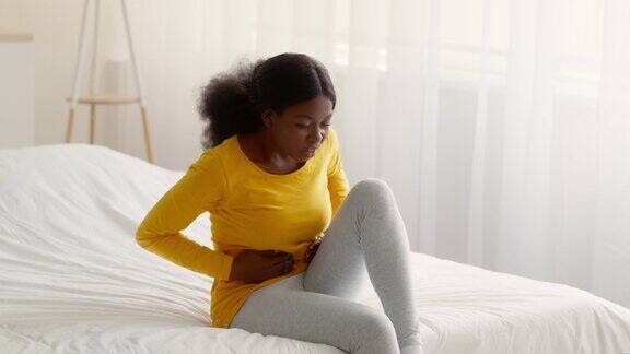 痛经生病的黑人妇女在家里遭受腹部疼痛