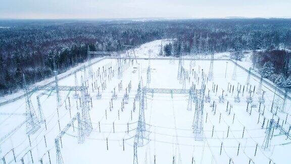 大雪覆盖地区的高压电站