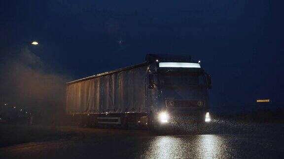 雨雾天蓝色长途半卡车满载货在公路上