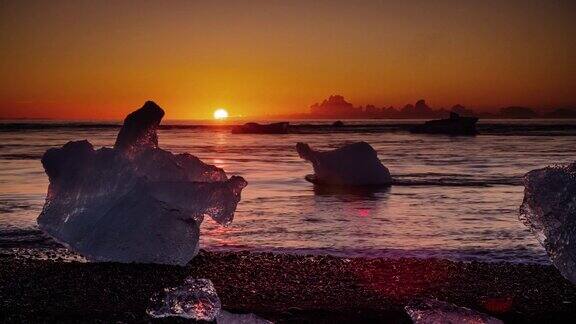 日出时融化的冰山