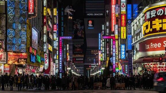 4K时间的推移新宿在晚上人群不明的人走在人行道上汽车在东京日本日本霓虹街文化与购物概念