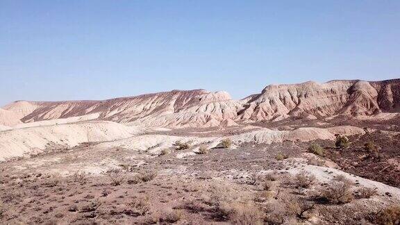 沙漠峡谷的彩色山丘