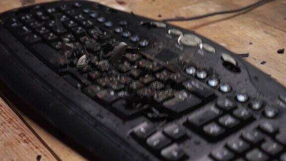 一个愤怒的人用锤子砸坏了键盘愤怒的员工破坏办公设备