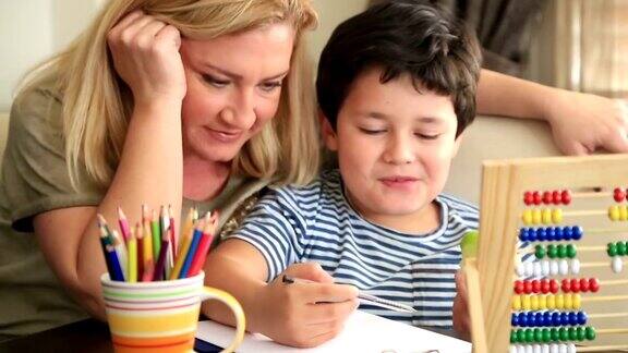 小学生和妈妈一起做作业